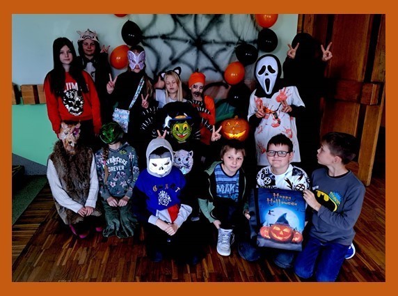 Pedagogi un skolēni helovīnu maskās