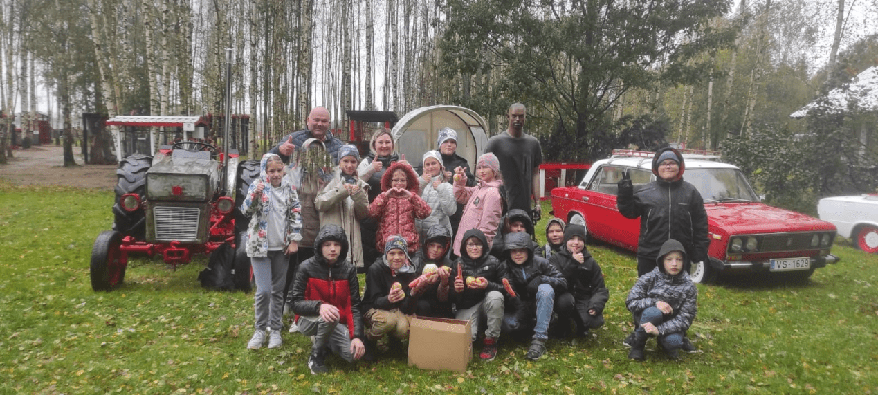 5.c klases skolnieki- formā mašīnas un traktori