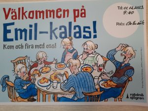 Ģimene sēž ap galdu