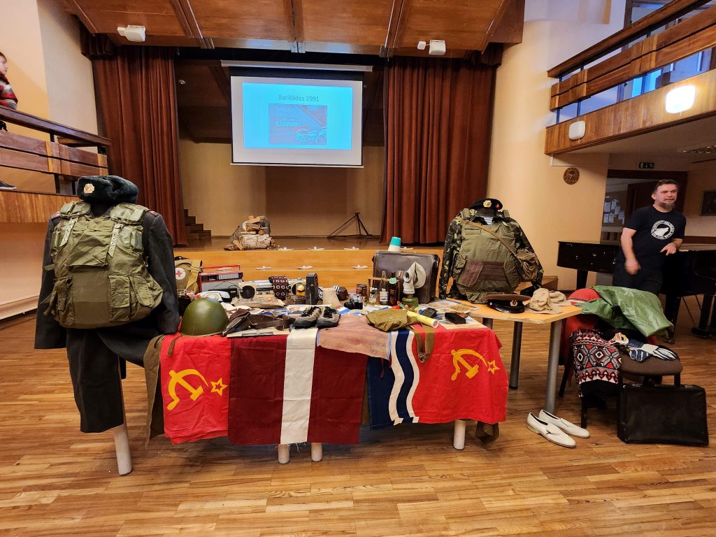 Barikāžu laika priekšmeti, apģērbi, aparatūra un foto