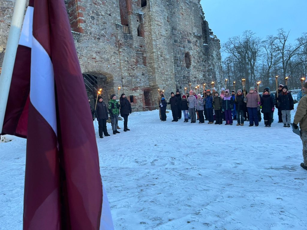 Skolnieki tur lāpas