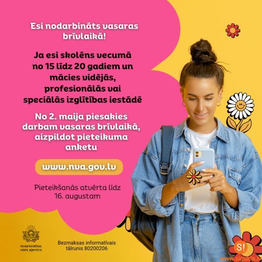 Skolniece skatās mobīlajā