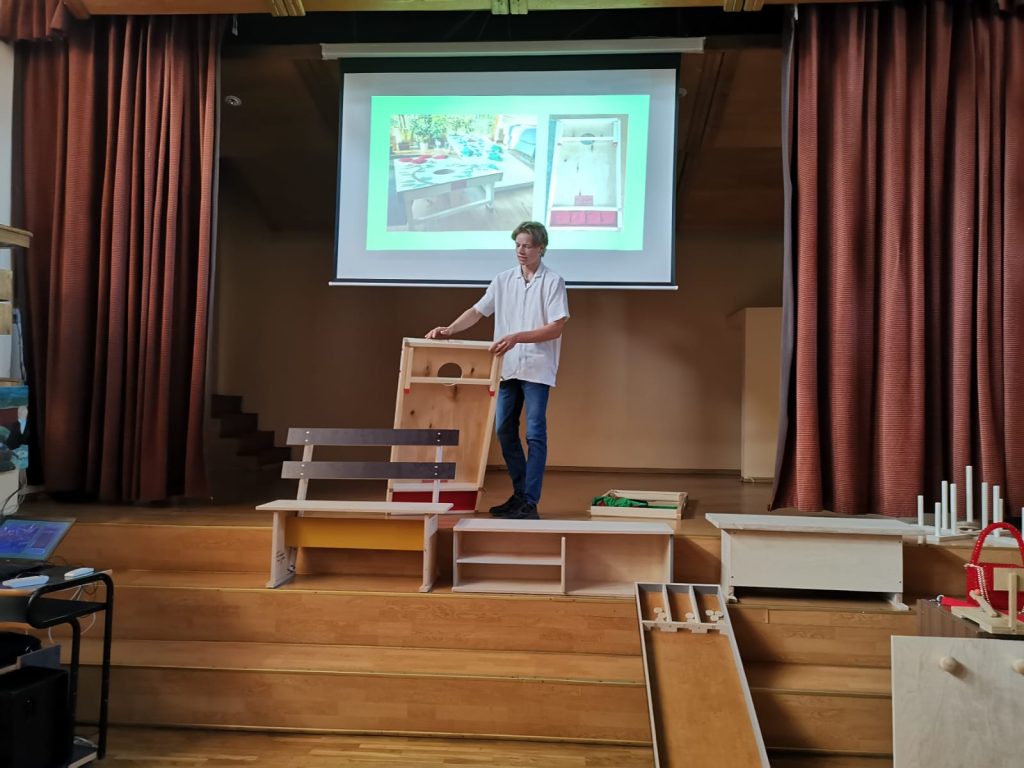 Aktu zāle, projektu darba prezentēšana, puisis st;asta, projektors