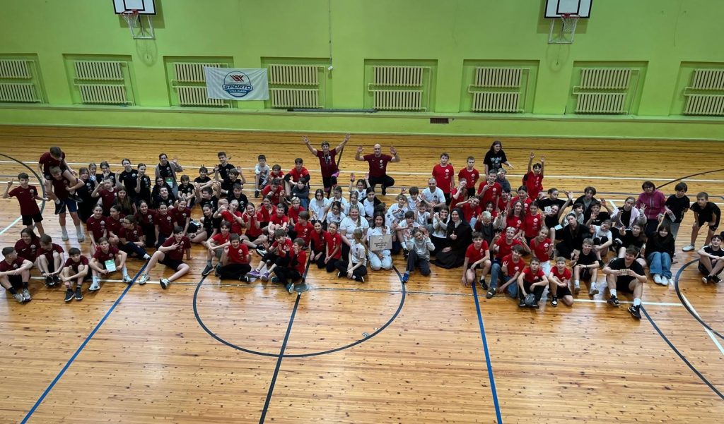 Sporto visa klases sacensību dalībnieki sporta zāle