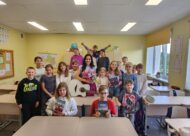 Skolēni ar dzejnieci Lāsmu Salmiņu, skolas klase