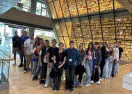 Skolēni bibliotēkā