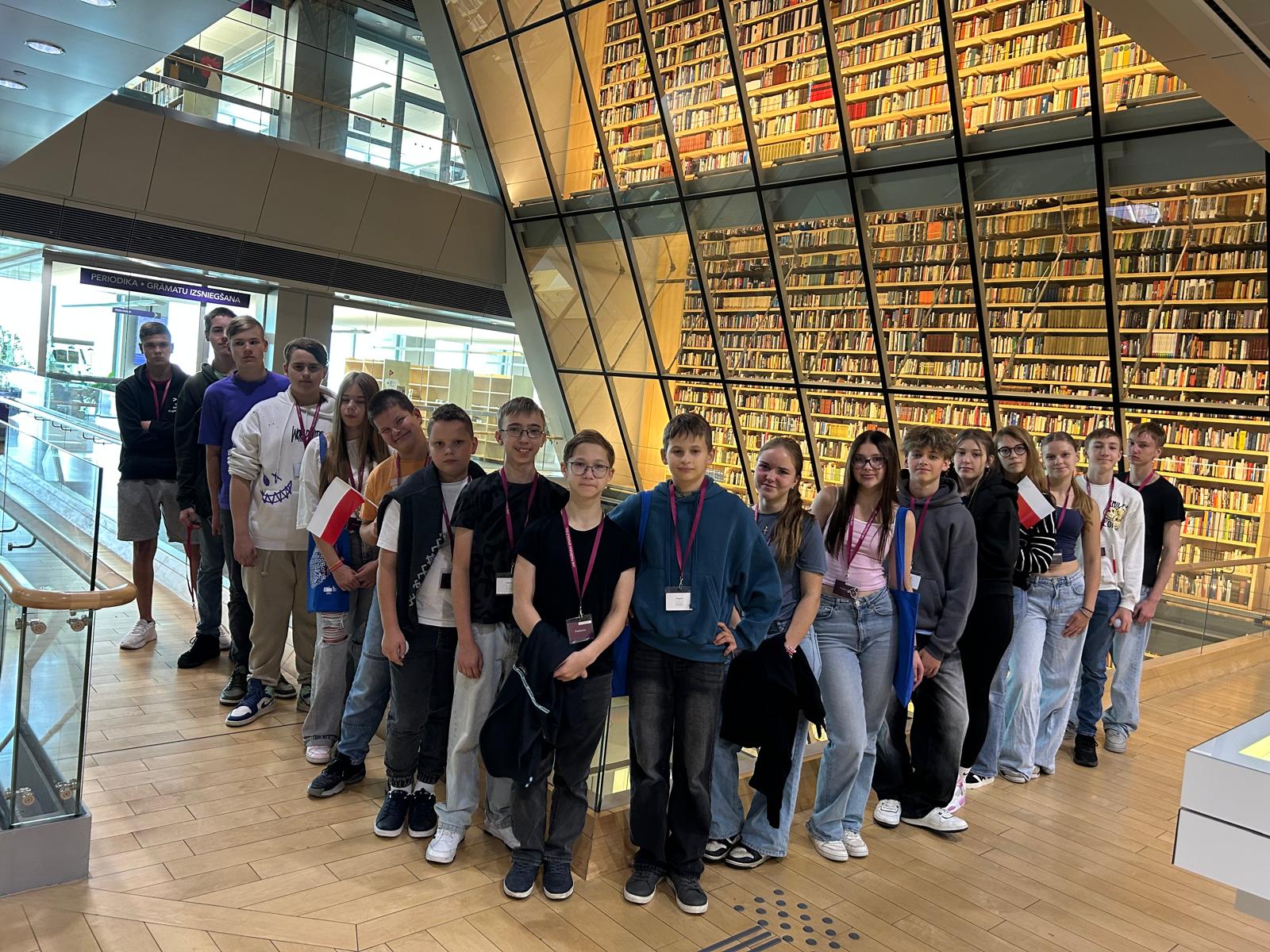 Skolēni bibliotēkā