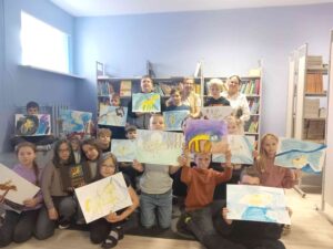 Skolēni ar plakātiem