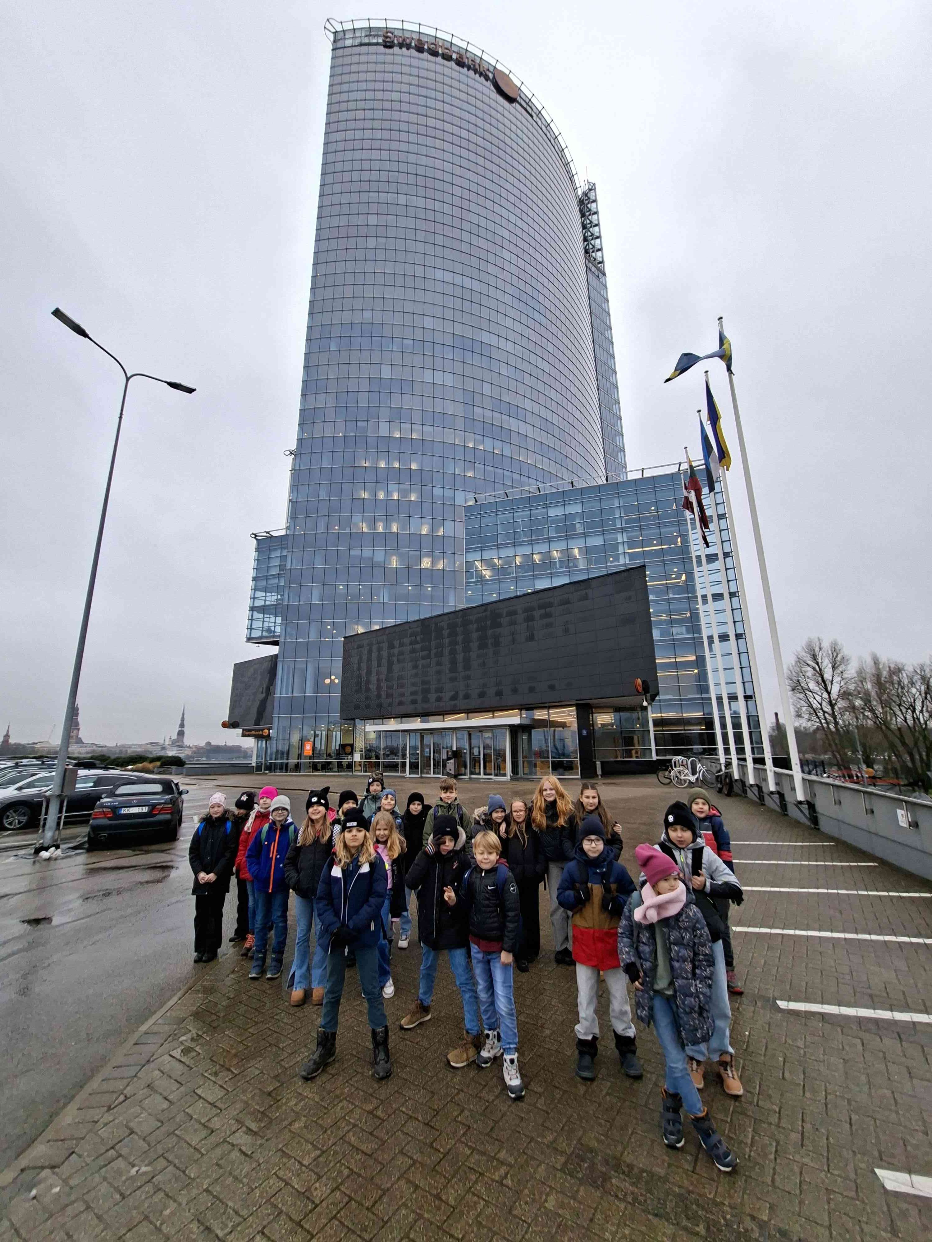 Skolēni pie Swedbank