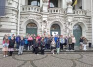 Skolēni pie teātra