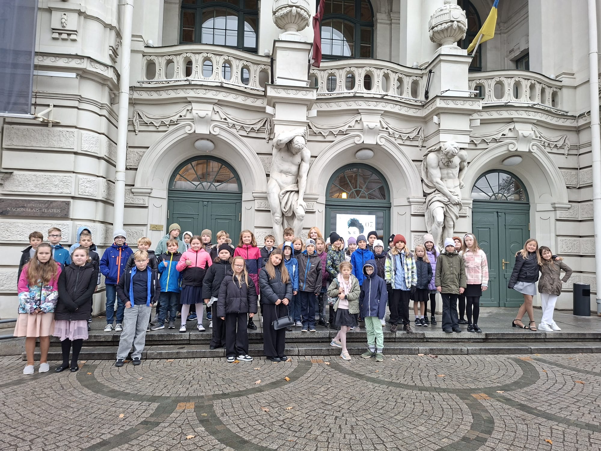 Skolēni pie teātra