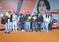 Skolēni pie plakāta