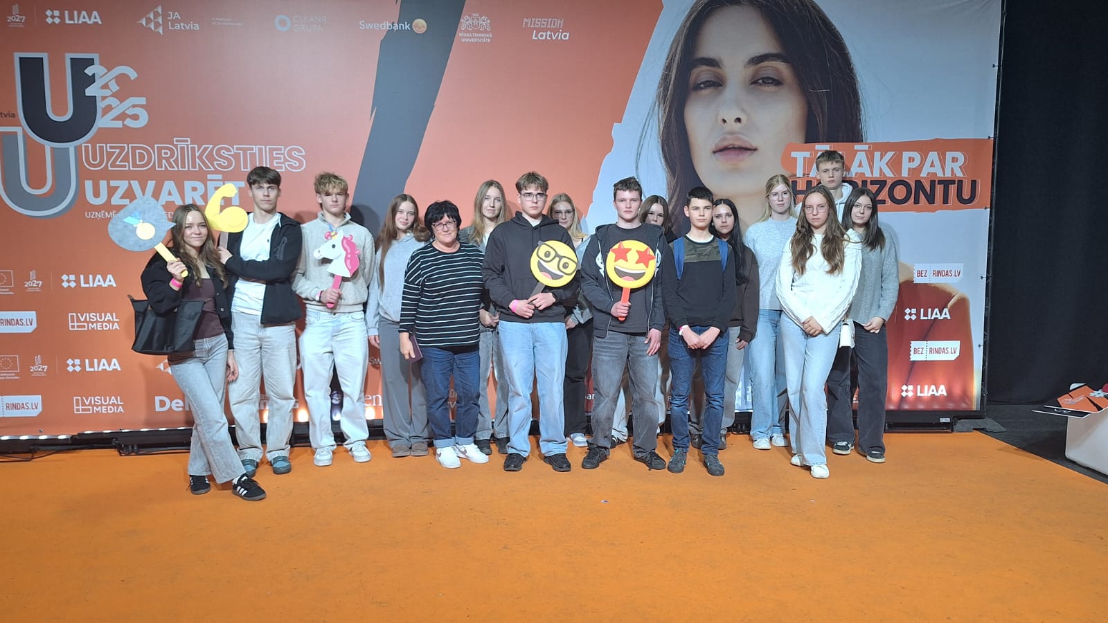 Skolēni pie plakāta