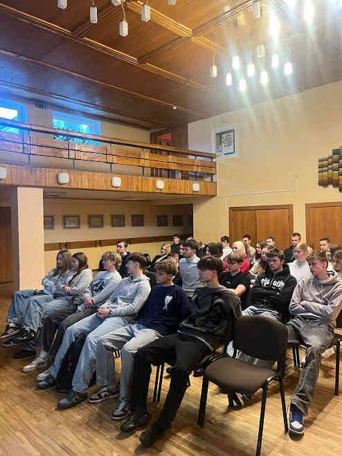 Skolēni klausās lekciju