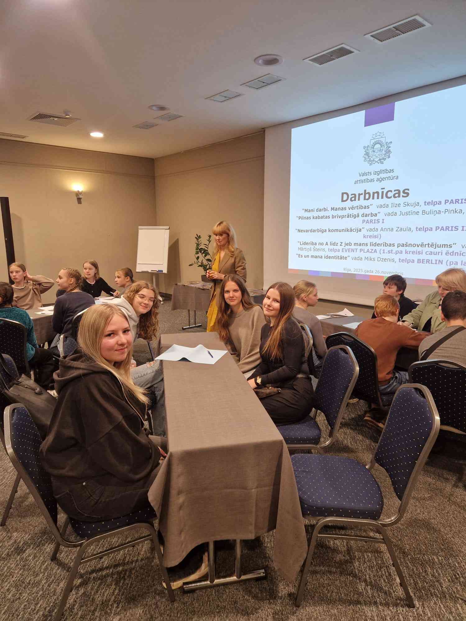 Parlaments pie galda