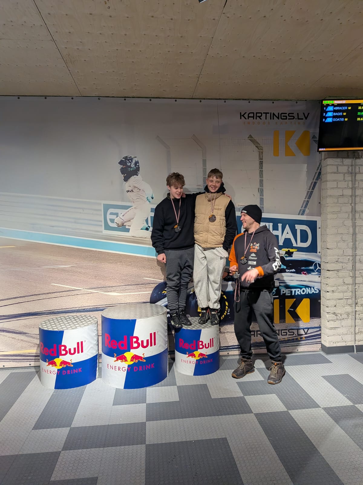 Skolēni uz pjedestāla