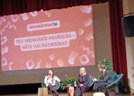 Sieviete runā mikrafonā