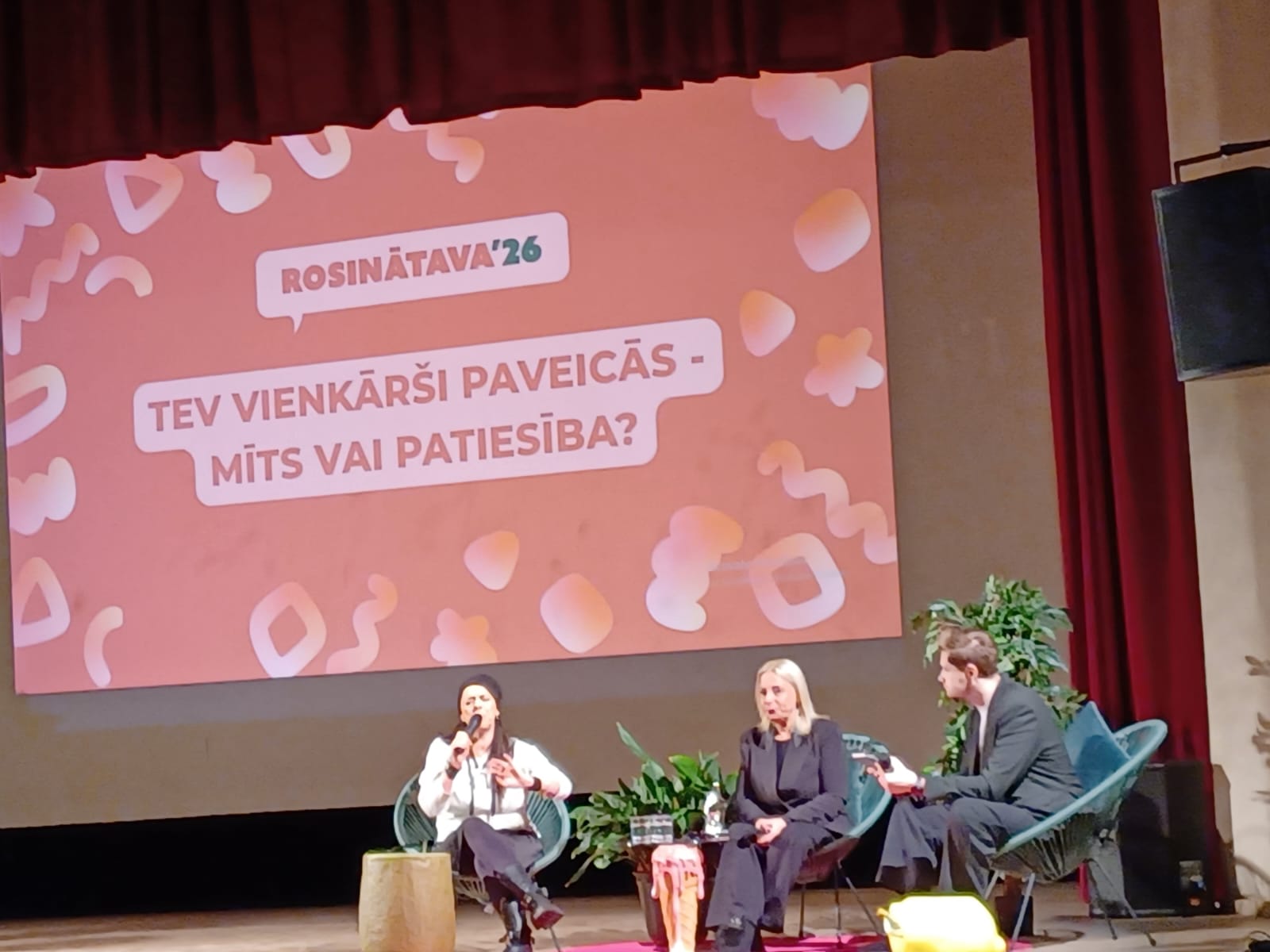 Sieviete runā mikrafonā