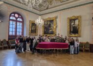 Skolēni Melngalvju namā