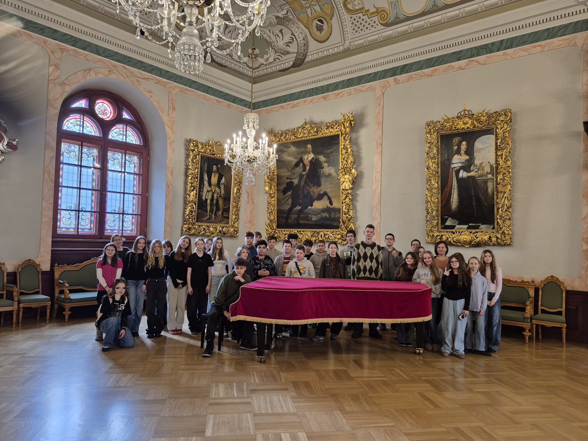 Skolēni Melngalvju namā