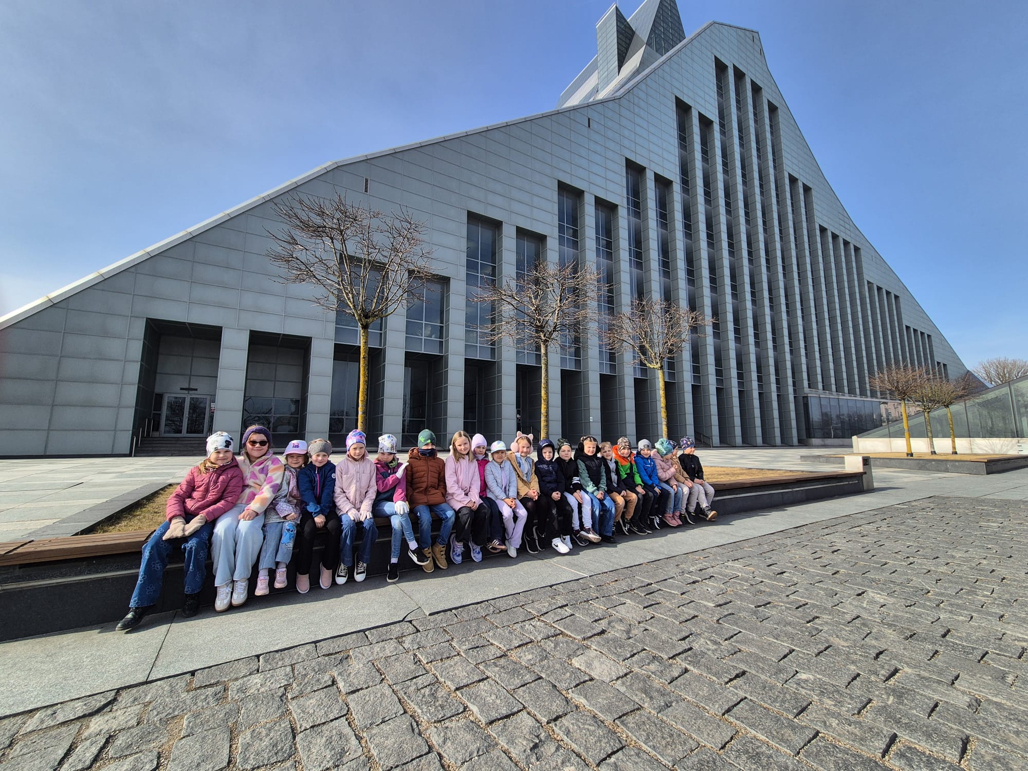 Skolēni pie bibliotēkas