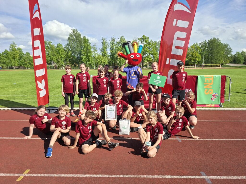 Skolēni stadionā