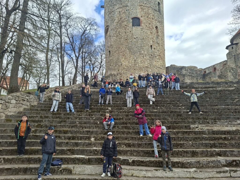 Skolēni uz trepēm