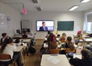 Swedbank tiešsaistes lekcija, klase, eksperts tv ekrānā